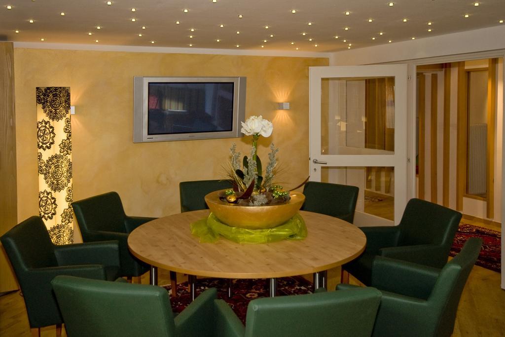 Sonnenhotel Zaubek Treffen Luaran gambar