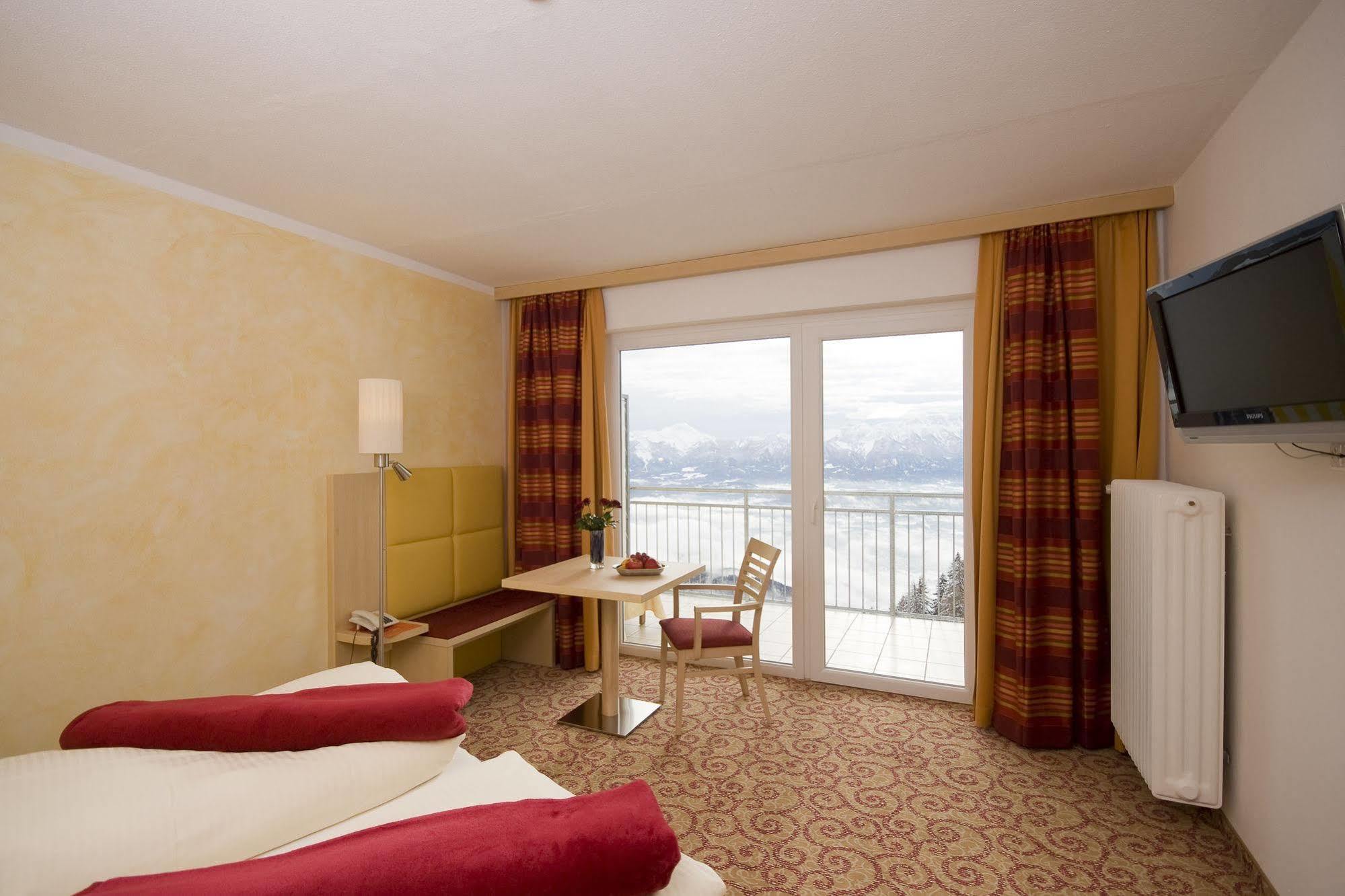 Sonnenhotel Zaubek Treffen Luaran gambar